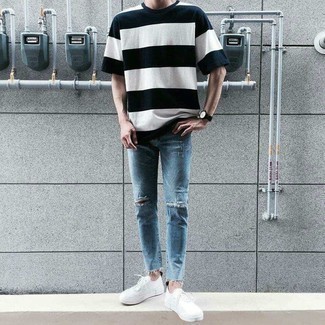 Comment porter des chaussures blanches avec un jean bleu clair