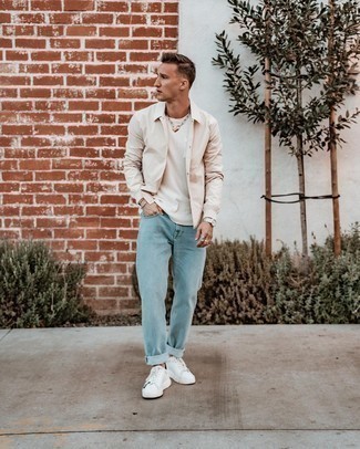 Comment porter des chaussures blanches avec un jean bleu clair