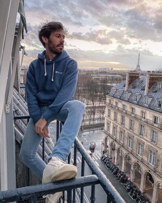Comment porter des chaussures blanches avec un jean bleu clair