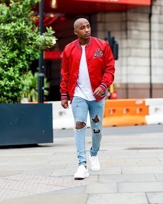Comment porter des chaussures blanches avec un jean bleu clair