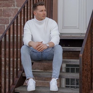 Comment porter des chaussures blanches avec un jean bleu clair