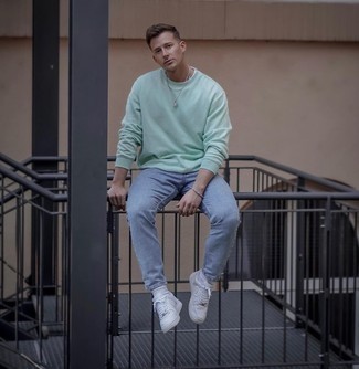 Comment porter des chaussures blanches avec un jean bleu clair