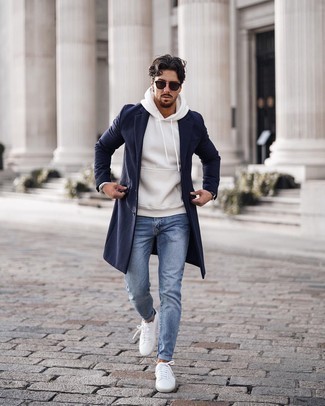 Comment porter des chaussures blanches avec un jean bleu clair