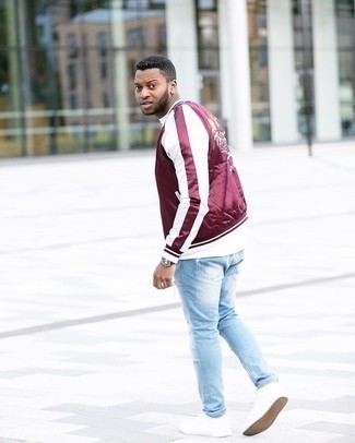 Comment porter des chaussures blanches avec un jean bleu clair