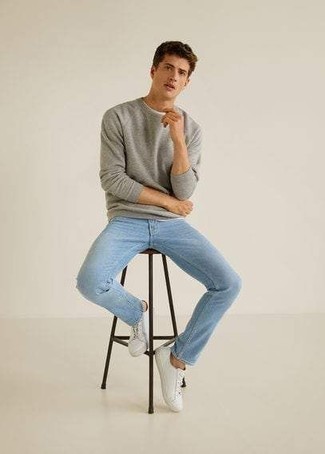 Comment porter des chaussures blanches avec un jean bleu clair