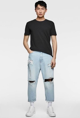 Comment porter des chaussures blanches avec un jean bleu clair