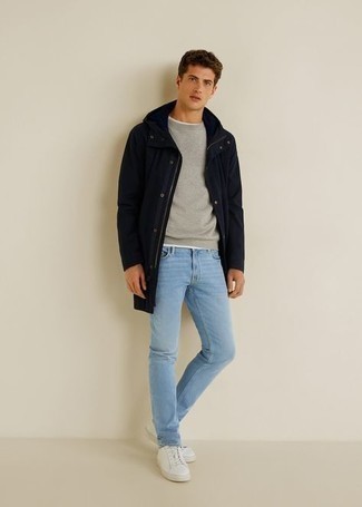 Comment porter des chaussures blanches avec un jean bleu clair