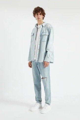 Comment porter des chaussures blanches avec un jean bleu clair