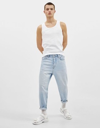 Comment porter des chaussures blanches avec un jean bleu clair