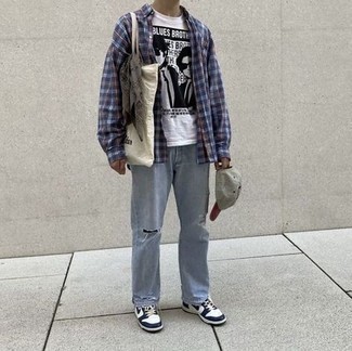 Comment porter des chaussures blanches avec un jean bleu clair