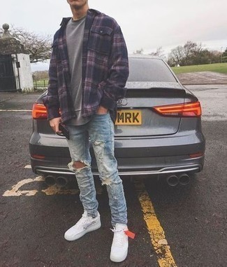 Comment porter des chaussures blanches avec un jean bleu clair