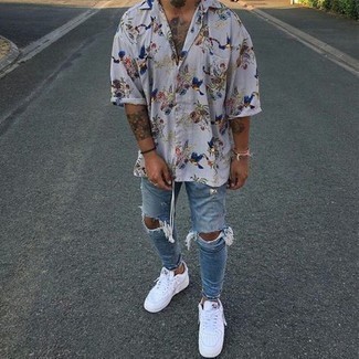 Comment porter des chaussures blanches avec un jean bleu clair