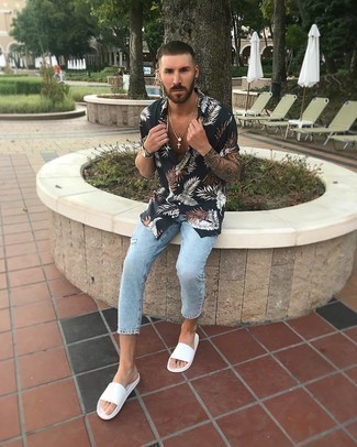 Comment porter des chaussures blanches avec un jean bleu clair