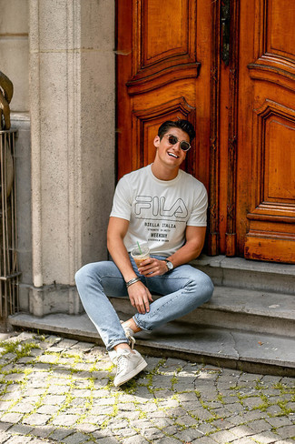 Comment porter des chaussures blanches avec un jean bleu clair