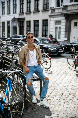 Comment porter des chaussures blanches avec un jean bleu clair