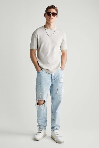 Comment porter des chaussures blanches avec un jean bleu clair