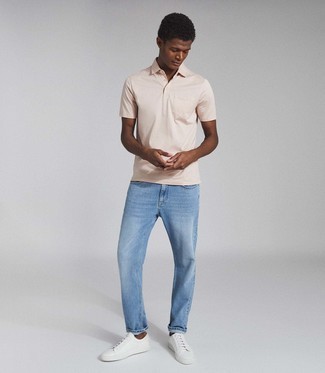 Comment porter des chaussures blanches avec un jean bleu clair
