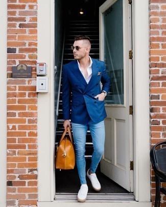 Comment porter des chaussures blanches avec un jean bleu clair