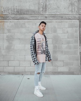 Comment porter des chaussures blanches avec un jean bleu clair