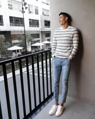 Comment porter des chaussures blanches avec un jean bleu clair