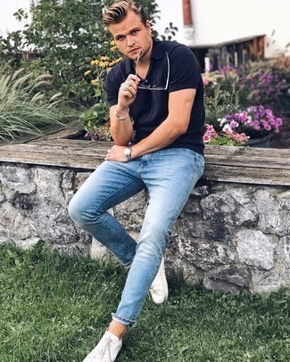 Comment porter des chaussures blanches avec un jean bleu clair quand il fait très chaud