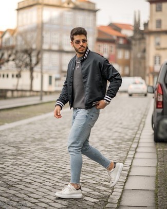 Comment porter des chaussures blanches avec un jean bleu clair