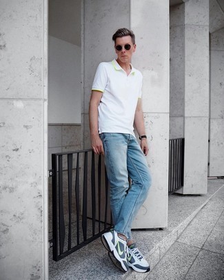 Comment porter des chaussures blanches avec un jean bleu clair