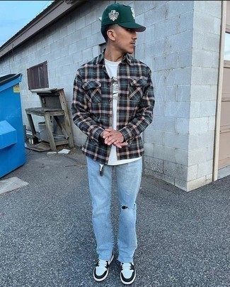 Comment porter des chaussures blanches avec un jean bleu clair