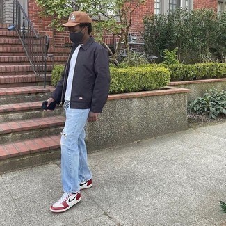 Comment porter des chaussures blanches avec un jean bleu clair