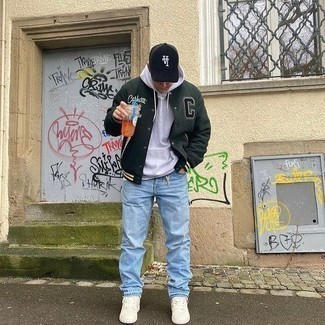 Comment porter des chaussures blanches avec un jean bleu clair