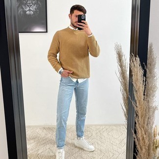 Comment porter des chaussures blanches avec un jean bleu clair