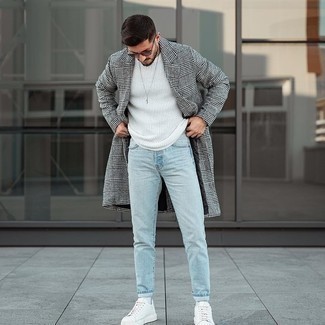 Comment porter des chaussures blanches avec un jean bleu clair