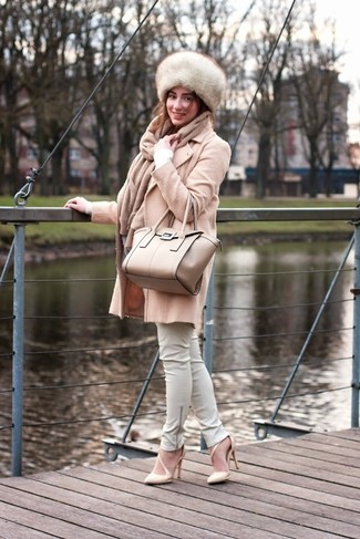 Un pull à col en v à porter avec un pantalon slim blanc