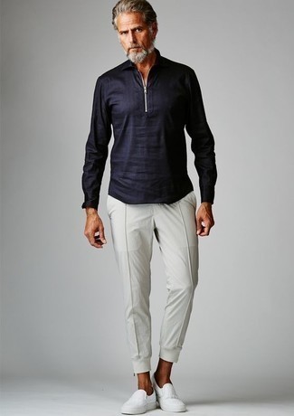 Comment porter un pantalon de jogging blanc en été