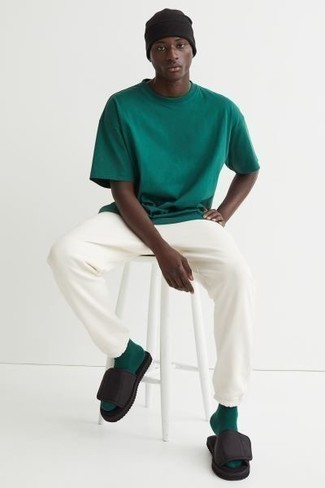Comment porter un pantalon de jogging blanc en été