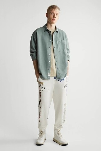 Comment porter un pantalon de jogging blanc en été