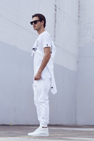 Comment porter un pantalon de jogging blanc en été
