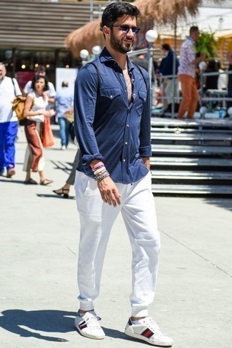 Comment porter un pantalon de jogging blanc en été