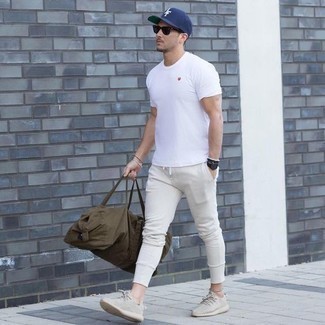 Comment porter un pantalon de jogging blanc en été