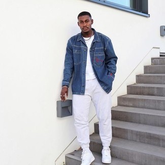 Comment porter un pantalon de jogging blanc en été