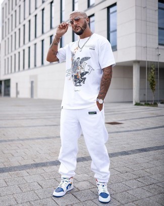 Comment porter un pantalon de jogging blanc en été