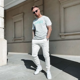 Comment porter un pantalon de jogging blanc en été