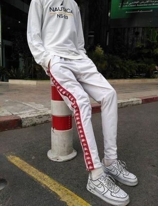 Comment porter un pantalon de jogging blanc en été