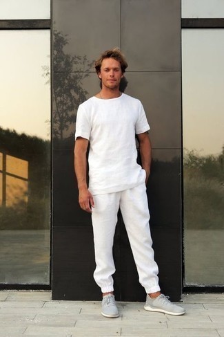 Comment porter un pantalon de jogging blanc en été