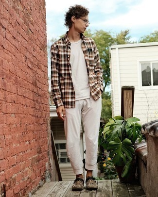 Comment porter un pantalon de jogging blanc en été