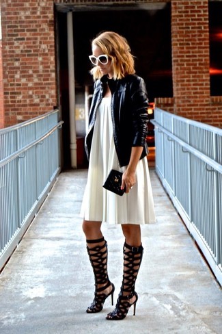 Comment porter une robe trapèze blanche pour un style decontractés en été