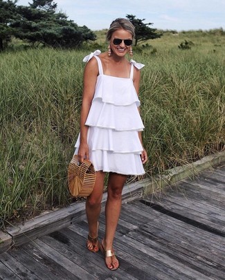 Comment porter une robe trapèze blanche pour un style decontractés en été