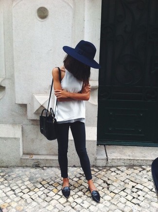 Comment porter un débardeur blanc pour un style chic decontractés