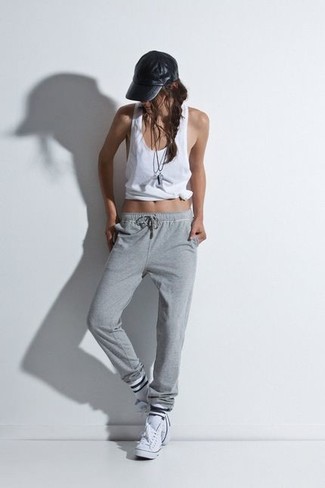 Comment porter un débardeur blanc pour un style relax