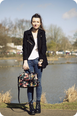 Comment porter un débardeur blanc pour un style chic decontractés